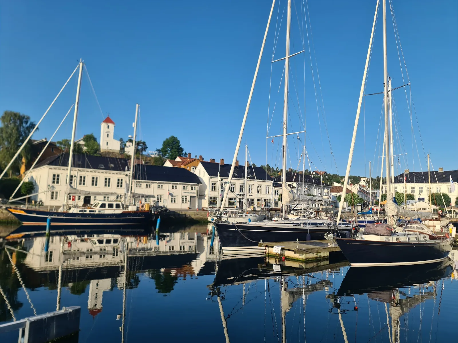 Det ønskes velkommen både motorbåter og seilbåter