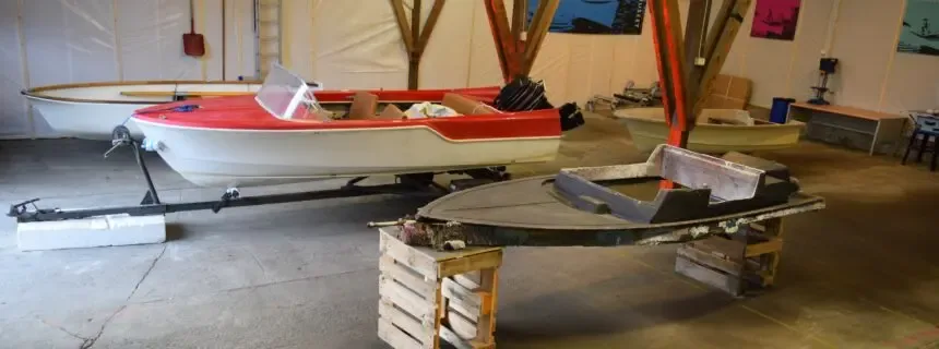 Ikke er det bare utstilling på museet, her jobbes det aktivt med restaurering av plastbåter. (Bilde: Vest Agder Museet)