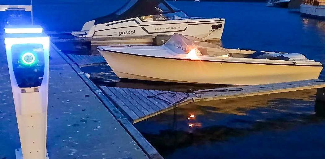 Ladeplasser til elbåter dukker opp i stadig flere båthavner i Norge