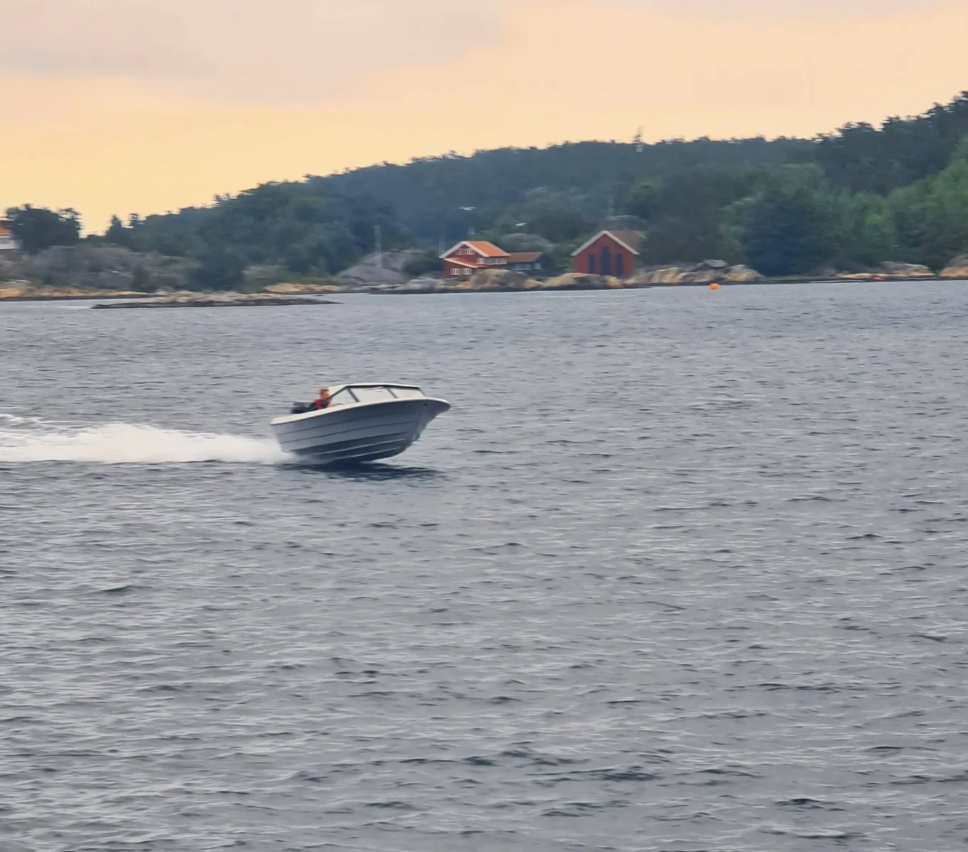 Det blir motorbåtdefilering for alle og båtrace for dere som vil være med