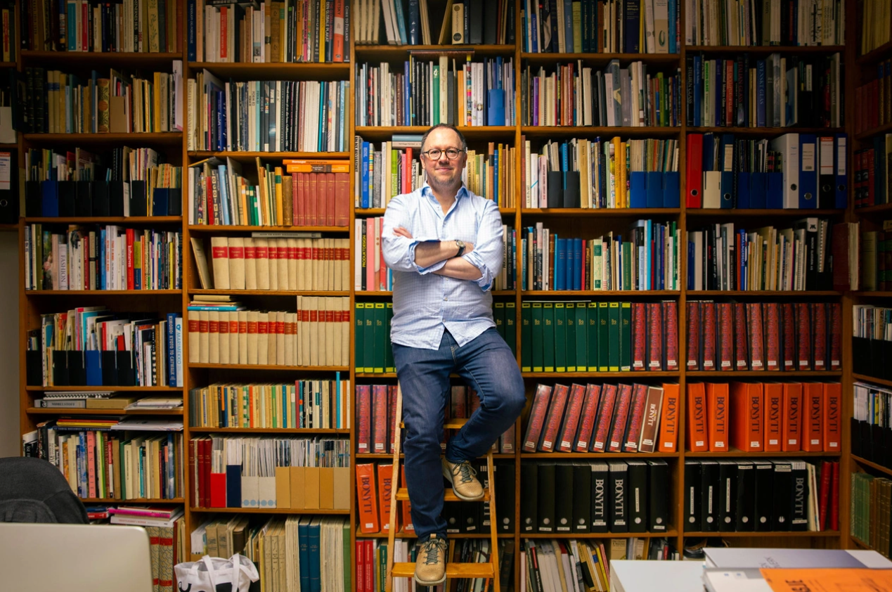 Mats Linder i biblioteket hans (Bilde: Dagens Næringsliv)